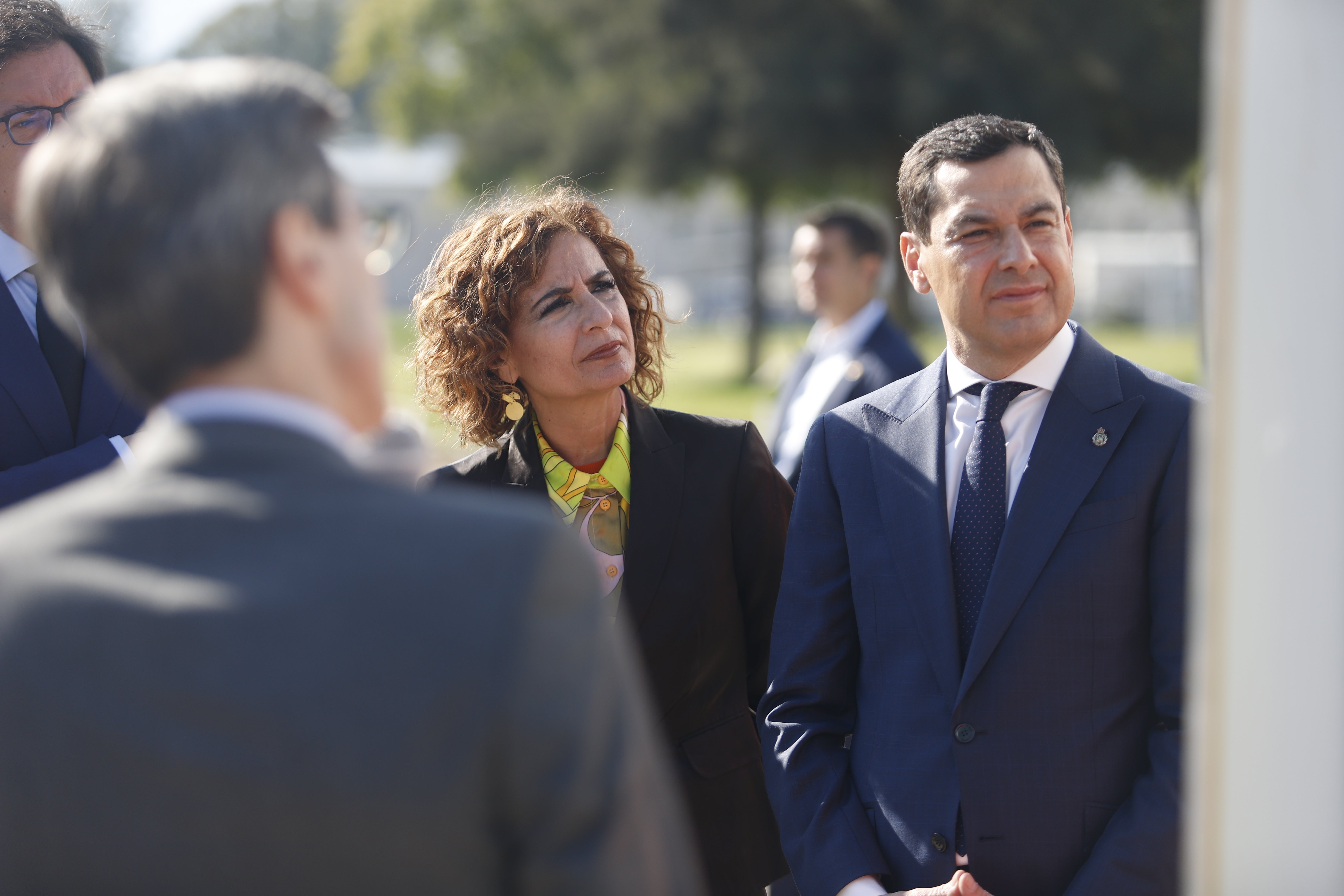 La vicepresidenta primera del Gobierno y ministra de Hacienda, María Jesús Montero (i); junto al presidente de la Junta de Andalucía, Juanma Moreno La vicepresidenta primera del Gobierno y ministra de Hacienda, María Jesús Montero (i); junto al presidente de la Junta de Andalucía, Juanma Moreno