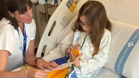 La Nerea ha estat la primera pacient de l'Hospital Infantil de la Vall d'Hebron a rebre la 'motxilla viatgera' La Nerea ha estat la primera pacient de l'Hospital Infantil de la Vall d'Hebron a rebre la 'motxilla viatgera'