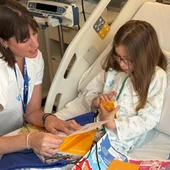 La Nerea ha estat la primera pacient de l'Hospital Infantil de la Vall d'Hebron a rebre la 'motxilla viatgera' La Nerea ha estat la primera pacient de l'Hospital Infantil de la Vall d'Hebron a rebre la 'motxilla viatgera'