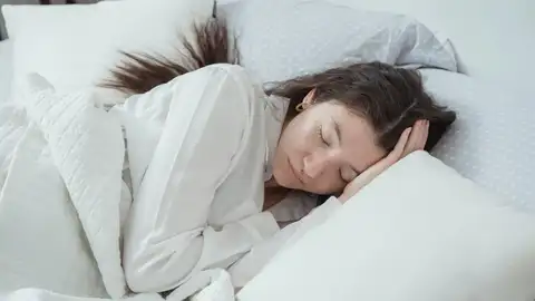 Una mujer durmiendo Una mujer durmiendo