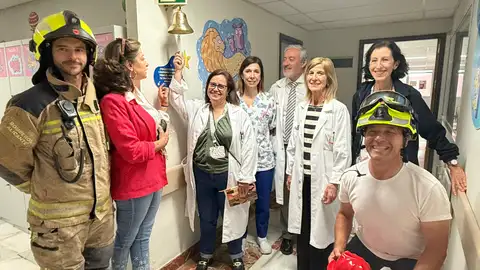 Médicos, enfermeros y bomberos junto a la nueva campana Médicos, enfermeros y bomberos junto a la nueva campana
