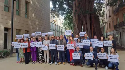 Los síndics del PSPV-PSOE y Compromís en Les Corts, José Muñoz y Joan Baldoví, comparecen ante los medios de comunicación, junto a los diputados y diputadas de sus grupos parlamentarios. Los síndics del PSPV-PSOE y Compromís en Les Corts, José Muñoz y Joan Baldoví, comparecen ante los medios de comunicación, junto a los diputados y diputadas de sus grupos parlamentarios.