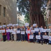 Los síndics del PSPV-PSOE y Compromís en Les Corts, José Muñoz y Joan Baldoví, comparecen ante los medios de comunicación, junto a los diputados y diputadas de sus grupos parlamentarios.