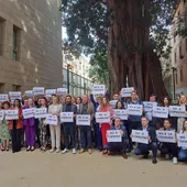 Los síndics del PSPV-PSOE y Compromís en Les Corts, José Muñoz y Joan Baldoví, comparecen ante los medios de comunicación, junto a los diputados y diputadas de sus grupos parlamentarios. Los síndics del PSPV-PSOE y Compromís en Les Corts, José Muñoz y Joan Baldoví, comparecen ante los medios de comunicación, junto a los diputados y diputadas de sus grupos parlamentarios.