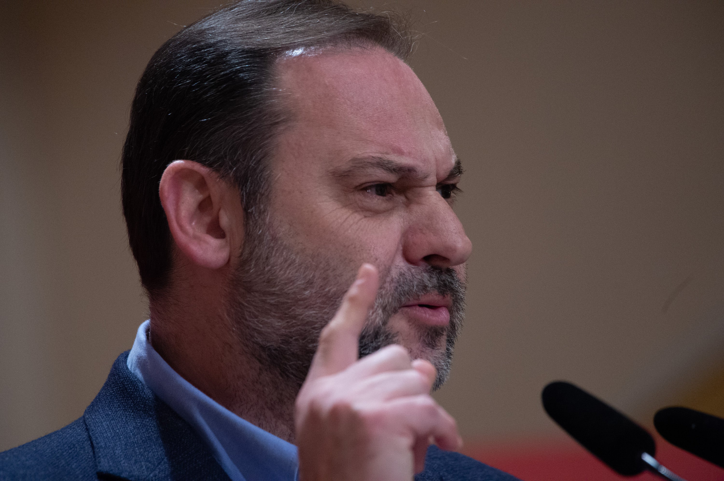 Ábalos reconoce que compartió con una persona "de confianza" parte de los mensajes con Pedro Sánchez Ábalos reconoce que compartió con una persona "de confianza" parte de los mensajes con Pedro Sánchez