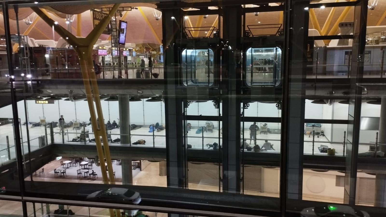 Barajas, una "ciudad sin ley" donde cientos de personas buscan refugio cada día: "No me ha quedado más remedio que venir aquí" Barajas, una "ciudad sin ley" donde cientos de personas buscan refugio cada día: "No me ha quedado más remedio que venir aquí"