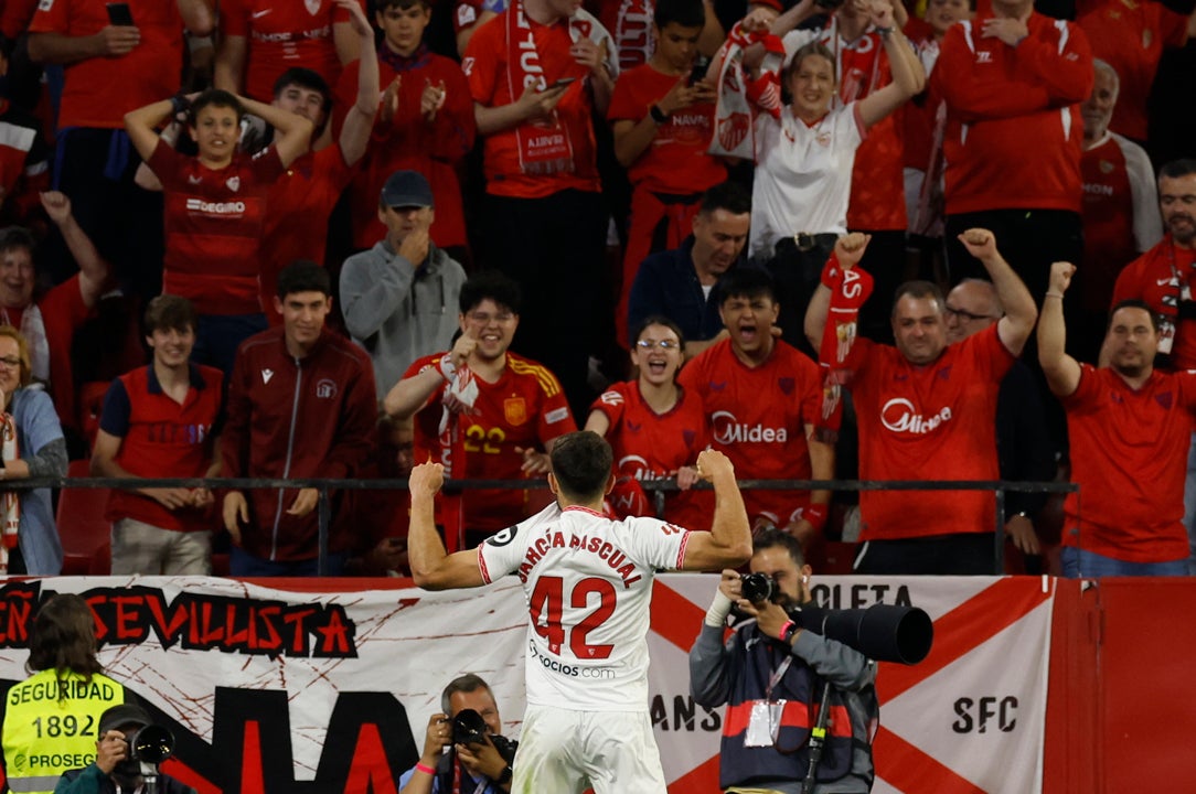 El Sevilla respira y deja a Las Palmas al borde del descenso El Sevilla respira y deja a Las Palmas al borde del descenso