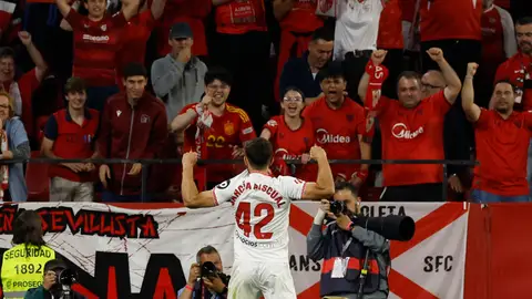 El Sevilla respira y deja a Las Palmas al borde del descenso El Sevilla respira y deja a Las Palmas al borde del descenso