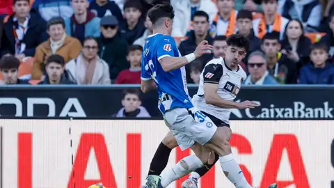 El defensa central del Alavés Adrián Pica (i) lucha por el balón con el delantero del Valencia Diego López El defensa central del Alavés Adrián Pica (i) lucha por el balón con el delantero del Valencia Diego López
