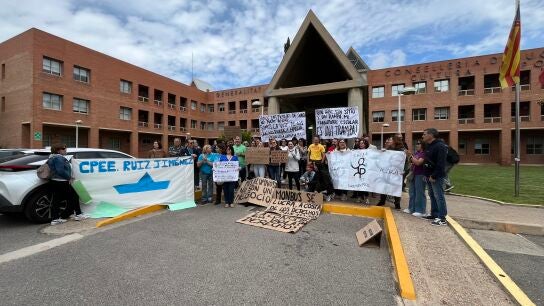 Alumnado y familias de centros de educaci&oacute;n especial de la Comunitat Valenciana protestan ante la Conselleria de Educaci&oacute;n para pedir un servicio de transporte digno