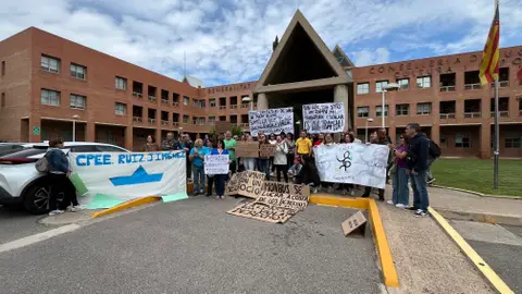 Alumnado y familias de centros de educación especial de la Comunitat Valenciana protestan ante la Conselleria de Educación para pedir un servicio de transporte digno Alumnado y familias de centros de educación especial de la Comunitat Valenciana protestan ante la Conselleria de Educación para pedir un servicio de transporte digno