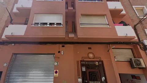 El edificio del número 19 de la Calle Arias, desalojado tras derrumbarse el patio interior El edificio del número 19 de la Calle Arias, desalojado tras derrumbarse el patio interior