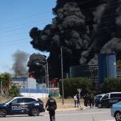 La columna de humo negro en la fábrica debido al incendio