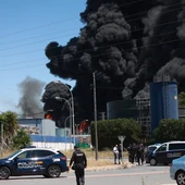 La columna de humo negro en la fábrica debido al incendio La columna de humo negro en la fábrica debido al incendio