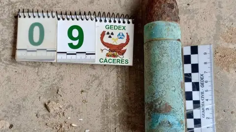 Hallan un proyectil balístico de 37 milímetros en el patio de una vivienda de Cañaveral Hallan un proyectil balístico de 37 milímetros en el patio de una vivienda de Cañaveral