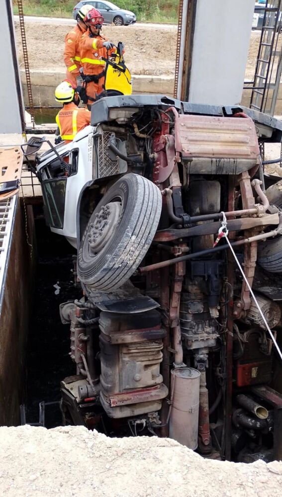 Camión accidentado en Guadassuar