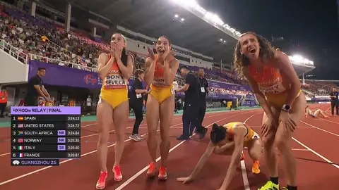 Paula Sevilla jungo a sus compañeras tras el oro en el 4X400 Femenino. Paula Sevilla jungo a sus compañeras tras el oro en el 4X400 Femenino.