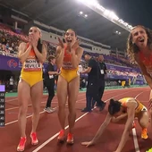 Paula Sevilla jungo a sus compañeras tras el oro en el 4X400 Femenino. Paula Sevilla jungo a sus compañeras tras el oro en el 4X400 Femenino.