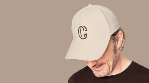 Hombre adulto con una gorra 