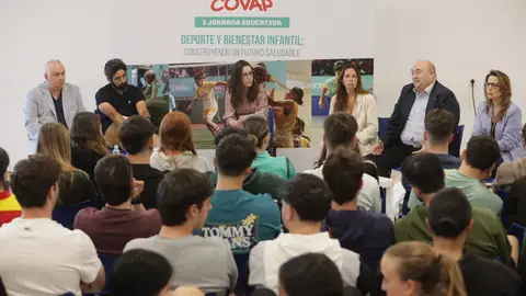 De izquierda a derecha: David Peris (presidente de la FEPD), Julio Gómez (jefe de estudios de la rama de Deporte de Davante), Manuela Pozuelo (responsable del proyecto de la Copa COVAP), Almudena Hierro (optometrista colegiada del COOOA), Antonio Luis Mora (vocal de Sevilla del COPOAN) y Nuria Martínez (directora de la Asociación 5 al Día) De izquierda a derecha: David Peris (presidente de la FEPD), Julio Gómez (jefe de estudios de la rama de Deporte de Davante), Manuela Pozuelo (responsable del proyecto de la Copa COVAP), Almudena Hierro (optometrista colegiada del COOOA), Antonio Luis Mora (vocal de Sevilla del COPOAN) y Nuria Martínez (directora de la Asociación 5 al Día)