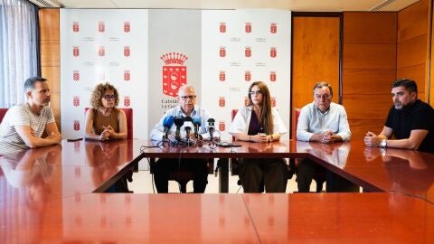 Casimiro Curbelo (en el centro) presidente del Cabildo de La Gomera