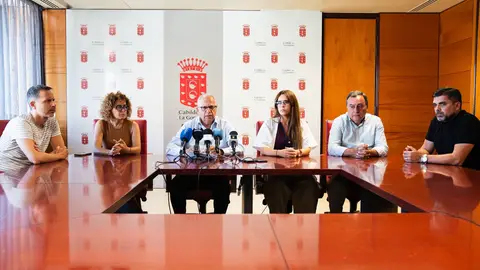 Casimiro Curbelo (en el centro) presidente del Cabildo de La Gomera Casimiro Curbelo (en el centro) presidente del Cabildo de La Gomera