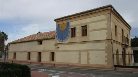 Fachada lateral de la 'Casa dels Bous' tras su restauración adjudicación