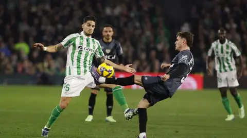 Marc Bartra lucha por un balón con Pep Chavarría. Marc Bartra lucha por un balón con Pep Chavarría.