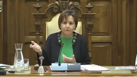 La alcaldesa, Carmen Moriyón, explica la situación de Naval Azul en el Pleno La alcaldesa, Carmen Moriyón, explica la situación de Naval Azul en el Pleno