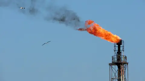La Brújula de la Economía: Descenso del precio del petróleo, Air Europa, Trump e Irán Refinería de petróleo