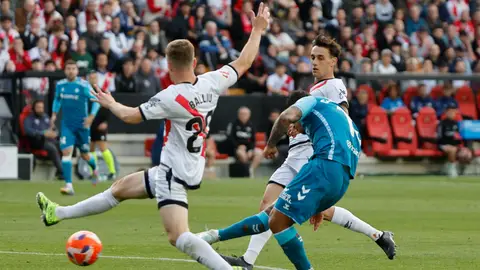 'Cucho' Hernández golpea el balón ante Balliu. 'Cucho' Hernández golpea el balón ante Balliu.
