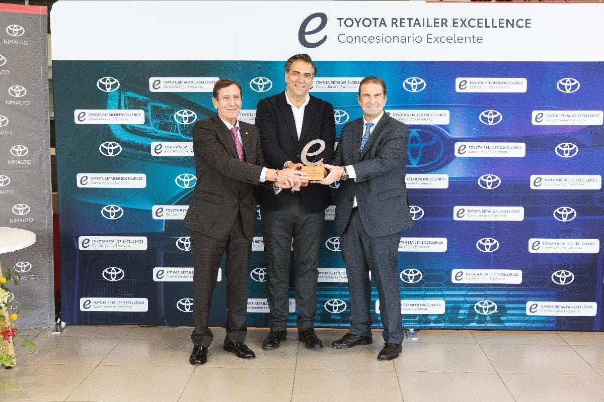 Toyota Nimauto recibe el premio Retailer Excellence 2024 situándose entre los mejores concesionarios de España Toyota Nimauto recibe el premio Retailer Excellence 2024 situándose entre los mejores concesionarios de España