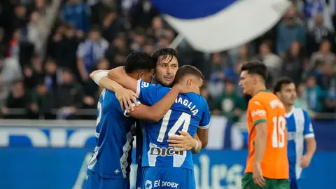 Un polémica penalti acerca al Alavés a la salvación Un polémica penalti acerca al Alavés a la salvación