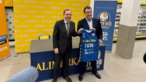 El presidente del Alimerka Oviedo Baloncesto, Fernando Villabella, y el presidente de Alimerka, Alejandro Fern&aacute;ndez