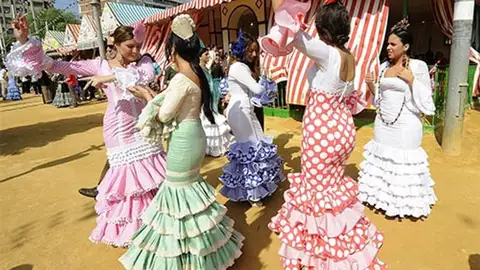 Comienza la Feria de Mayo de Torrevieja en el parque Antonio Soria con una quincena de casetas Comienza la Feria de Mayo de Torrevieja en el parque Antonio Soria con una quincena de casetas