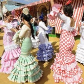 Comienza la Feria de Mayo de Torrevieja en el parque Antonio Soria con una quincena de casetas 