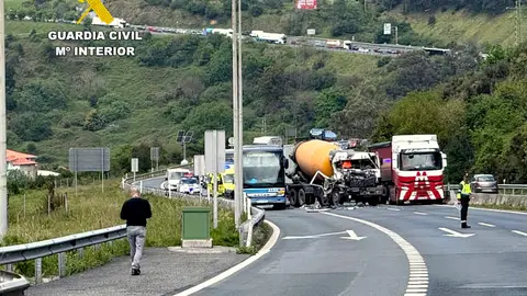 Accidente en la autovía A-8, a la altura de la localidad de Ontón, en dirección a Bilbao Accidente en la autovía A-8, a la altura de la localidad de Ontón, en dirección a Bilbao