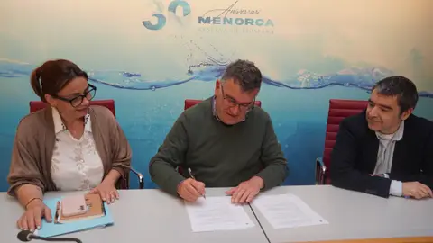 Responsables públicos del Consell de Menorca y del Govern Balear firmando los documentos. Responsables públicos del Consell de Menorca y del Govern Balear firmando los documentos.