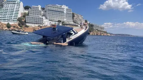 Rescatados los cuatro tripulantes de un yate que se ha hundido en Magaluf. Rescatados los cuatro tripulantes de un yate que se ha hundido en Magaluf.