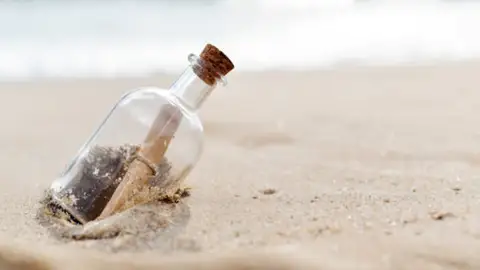 Un hombre encuentra un mensaje de hace 40 años en una botella: la historia completa Un hombre encuentra un mensaje de hace 40 años en una botella: la historia completa