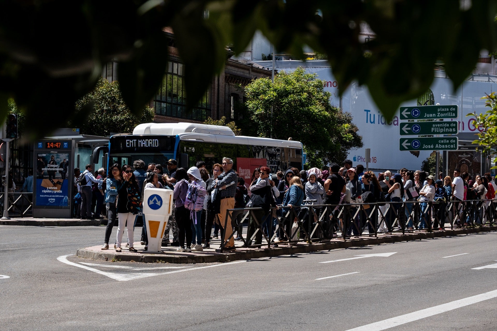 Una anciana con pronóstico reservado tras ser atropellada por un autobús de la EMT en Madrid Una anciana con pronóstico reservado tras ser atropellada por un autobús de la EMT en Madrid