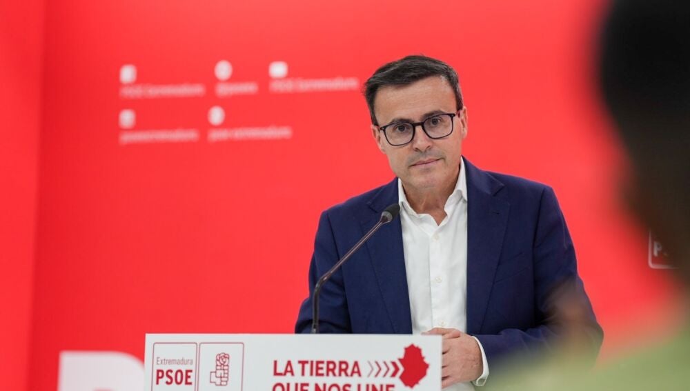El secretario general del PSOE, Miguel Ángel Gallardo, en rueda de prensa