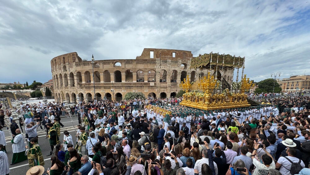 La Esperanza de Málaga junto al Coliseo de Roma 