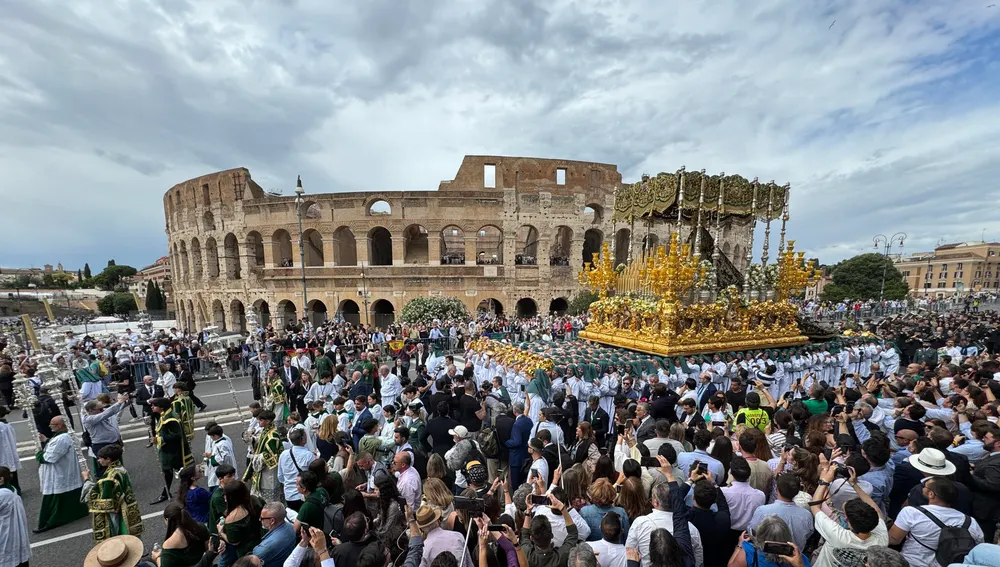 La Esperanza de Málaga junto al Coliseo de Roma La Esperanza de Málaga junto al Coliseo de Roma