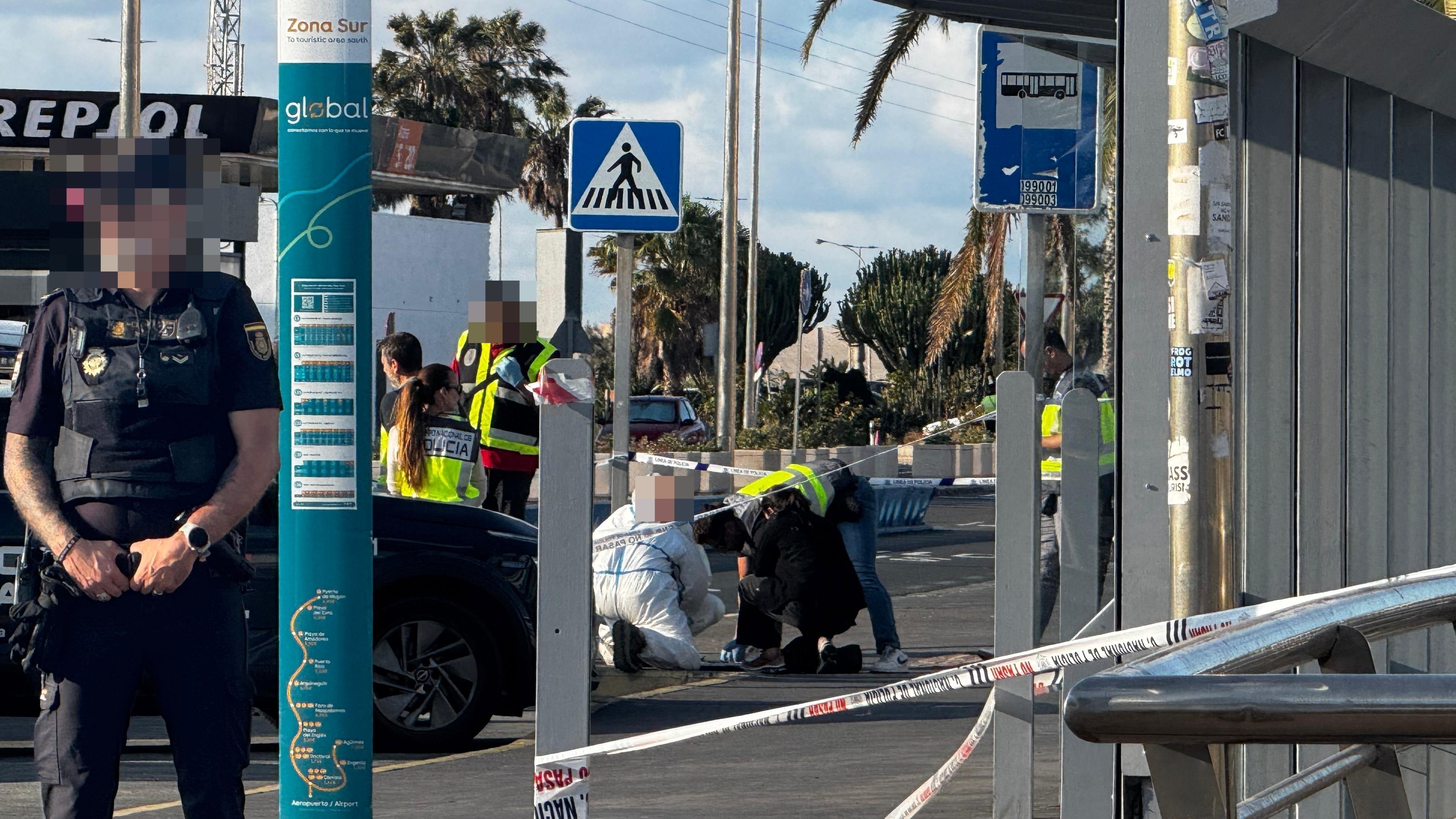 La Policía abate a tiros a un hombre armado con un cuchillo en el Aeropuerto de Gran Canaria La Policía abate a tiros a un hombre armado con un cuchillo en el Aeropuerto de Gran Canaria