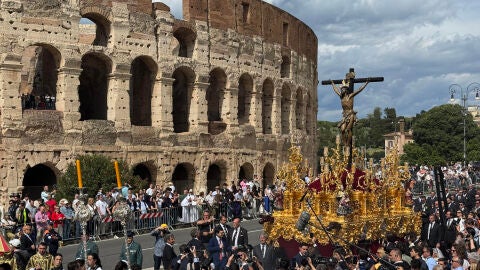 El Cachorro a su paso por el Coliseo de Roma 
