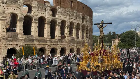 El Cachorro a su paso por el Coliseo de Roma El Cachorro a su paso por el Coliseo de Roma