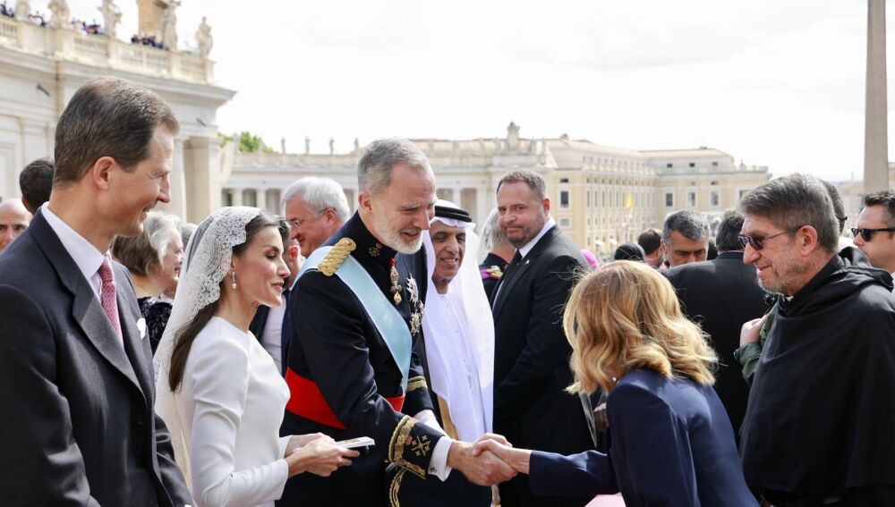 El rey Felipe VI y la reina doña Letizia saludan a la primera ministra de Italia, Giorgia Meloni.