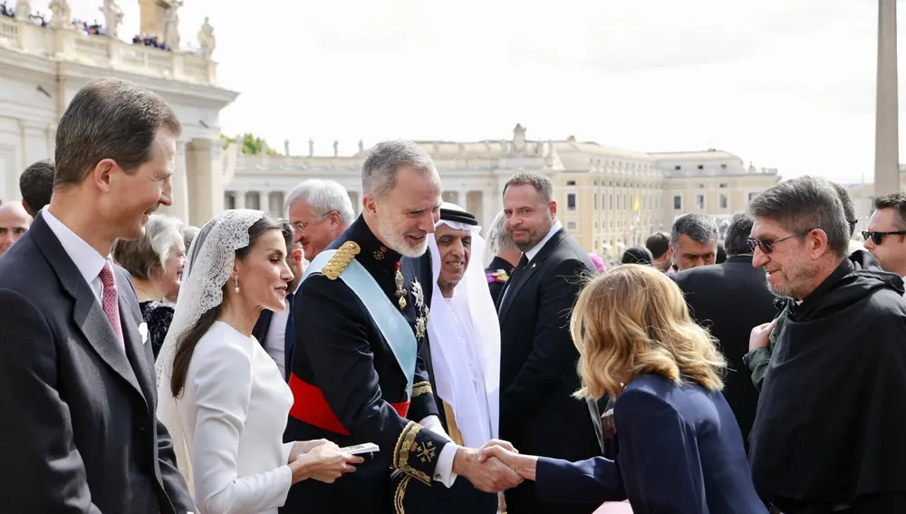 El rey Felipe VI y la reina doña Letizia saludan a la primera ministra de Italia, Giorgia Meloni. El rey Felipe VI y la reina doña Letizia saludan a la primera ministra de Italia, Giorgia Meloni.
