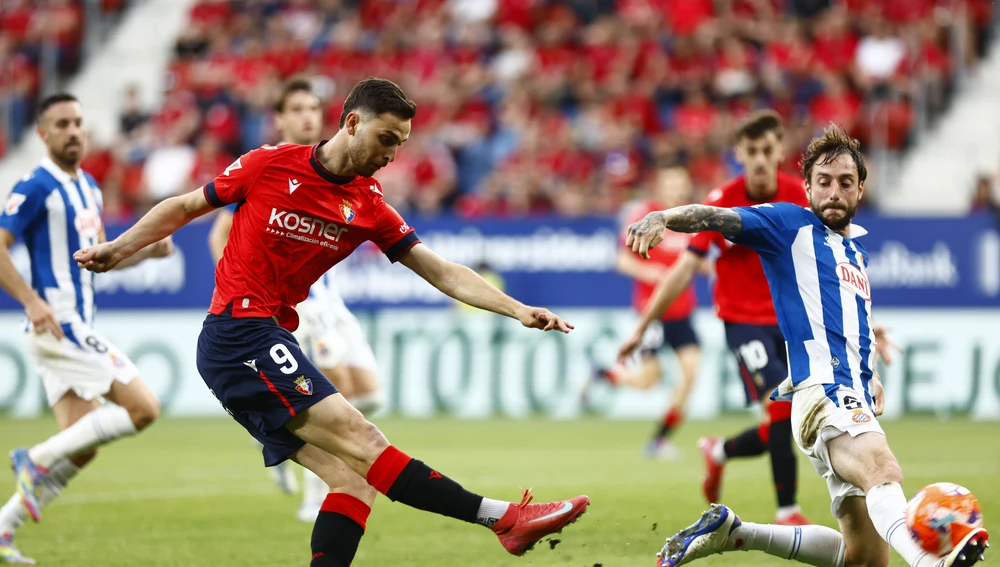 Raúl golpea el balón en una de las ocasiones que tuvo Raúl golpea el balón en una de las ocasiones que tuvo